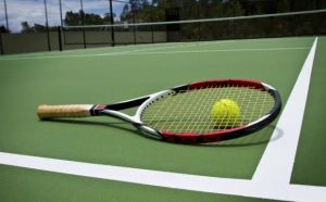 теннисный корт ракетка и мяч