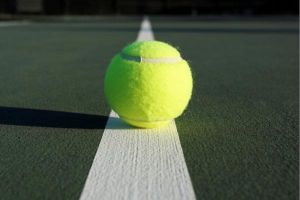 теннисный мяч на белой полосе